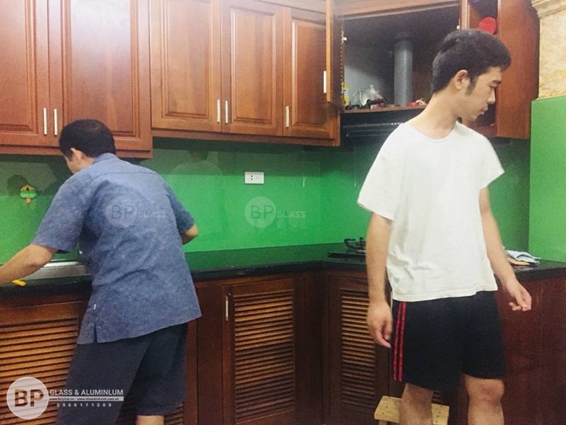 Thi công kính bếp màu xanh cốm K92 An Khánh